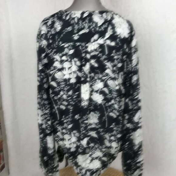 Lucky Brand  Beautiful Black And White Floral Wrap Style Blouse With Ties Size S - Picture 6 of 8